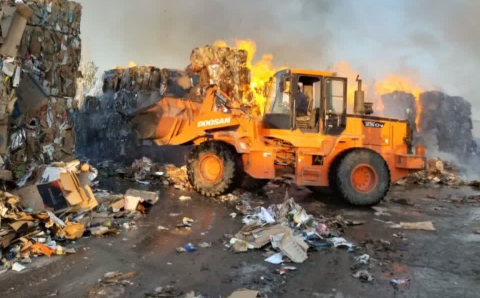 آتش سوزی وسیع و گسترده در کارخانه دیانا کاغذ واقع در شهرک صنعتی بهاران