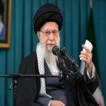 آنکه تصور کند بدون لطف آمریکا نمی‌توان قدم از قدم برداشت او خوب مدیریت نخواهد کرد / برخی با لبخند دشمن خاطرشان جمع می‌شود و با لالایی دشمن خوابشان می‌برد / برخی تصور می‌کنند باید آویزانِ به این قدرت و آن قدرت باشند یا خیال می‌کنند که همۀ راه‌های پیشرفت از آمریکا می‌گذرد؛ نه این‌طور نیست / در هر انتخاباتی که مشارکت کم بوده، زبان ملامت دشمنان دراز بوده