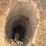 چند نفر موتور بنزینی را برای استحصال آب به کف چاه انتقال می‌دهند؛ به محض روشن کردن، گاز تولید می‌شود و دو نفر دچار گاز گرفتگی می‌شوند/ به ترتیب نیز افراد دیگر برای نجات دو شخص مذکور اقدام کرده و دچار حادثه می‌شوند