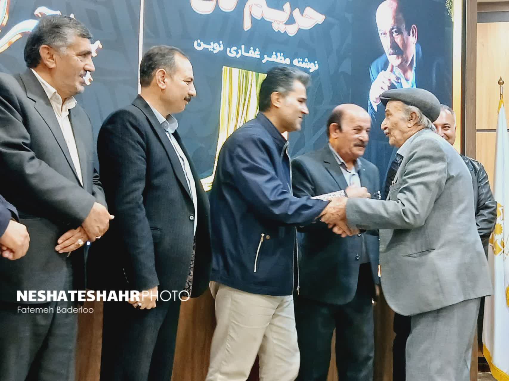 گزارش تصویری از آئین رونمایی و جشن امضای کتاب "حریم دل" در کتابخانه ایت الله بهاری (ره) (قسمت دوم)