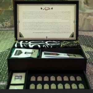 مراسم رونمایی از صندوقچه روضه های خانگی در دفتر امام جمعه بهار
