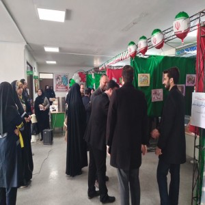 گزارش تصویری از بازدید مسئولین استانی و شهرستانی از نمایشگاه انقلاب در دبیرستان نمونه دولتی حجاب بهار
