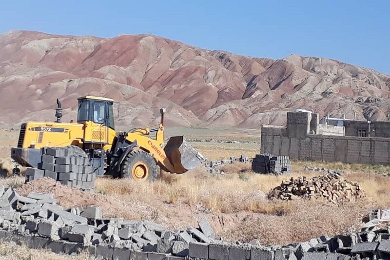 پنج ساخت و ساز غیرمجاز در همدان تخریب شد