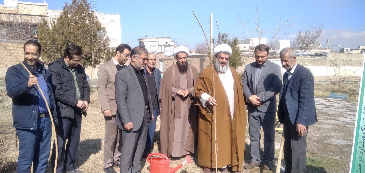 کاشت نهال در بوستان شهر صالح آباد همزمان با هفته منابع طبیعی